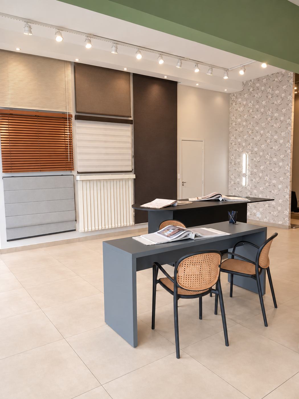 Mostruário de persianas no showroom Casa Nova Requinte